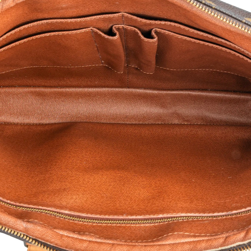Louis Vuitton Canvas Monogram
Porte Documents Handbag