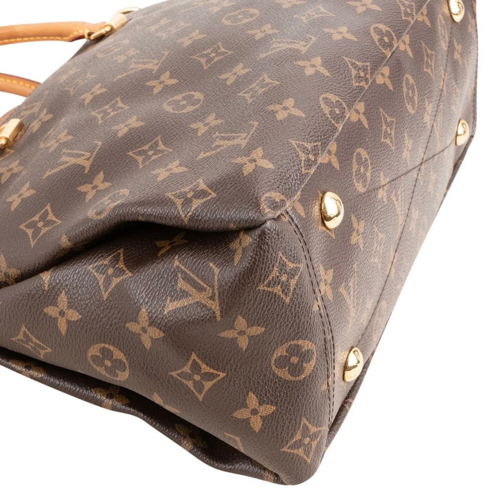 Louis Vuitton Monogram
Canvas Pallas MM Handbag