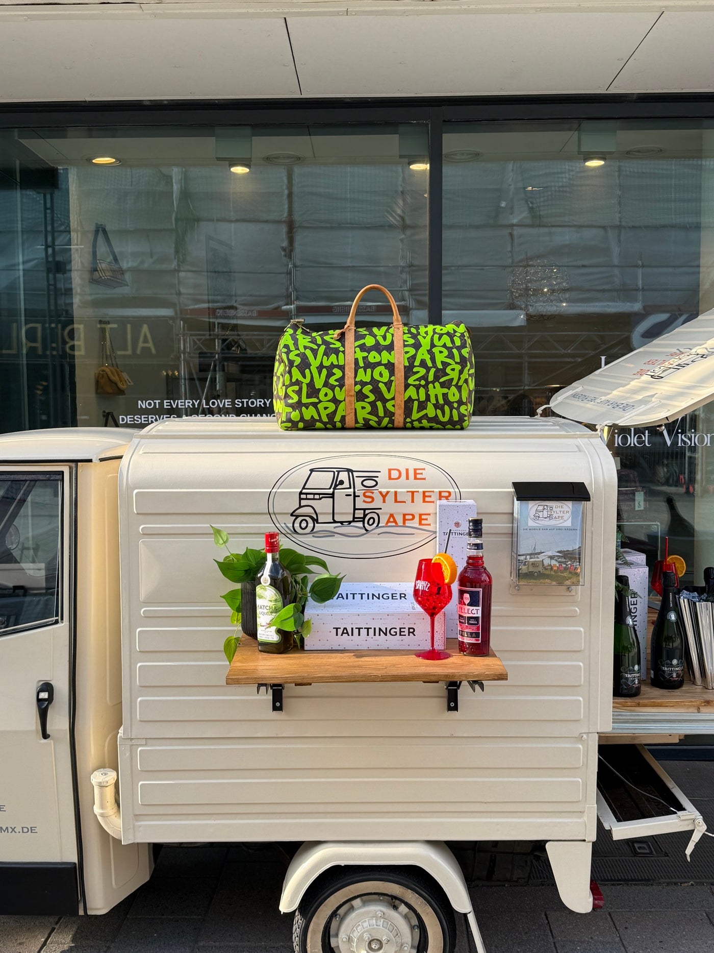 Die Sylter Ape — Taittinger & ein Louis Vuitton Keepall