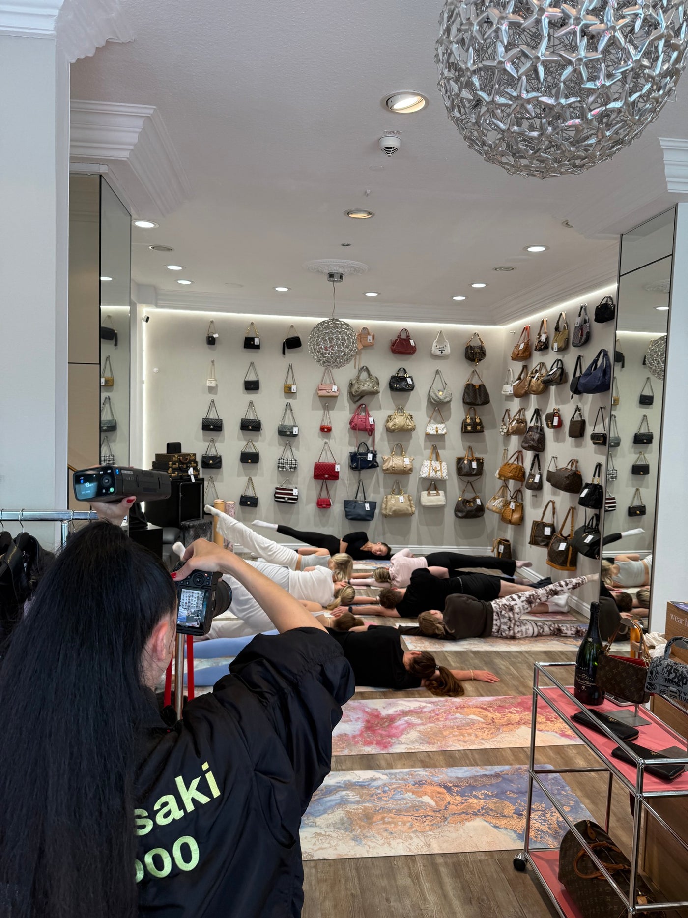 Pilates-Session mitten in der Boutique